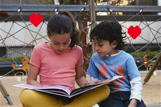 Una niña y un niño leyendo