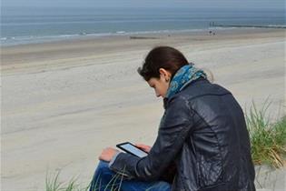 Mujer leyendo un libro en soporte digital