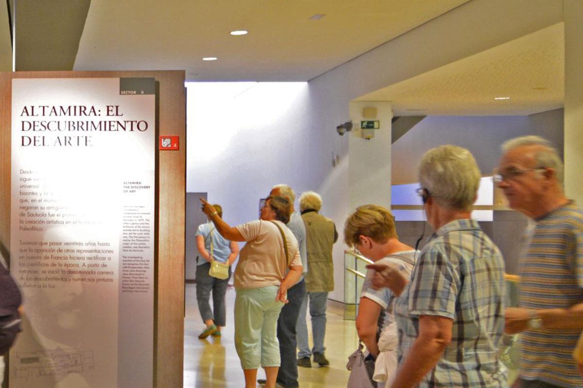 Visitantes en una sala del Museo Nacional y Centro de Investigación de Altamira (Santillana del Mar, Cantabria).