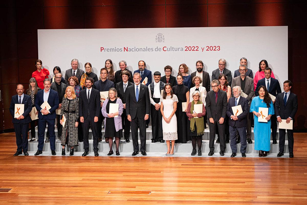 Foto de familia del acto de entrega de los Premios Nacionales de Cultura con los galardonados del año 2023