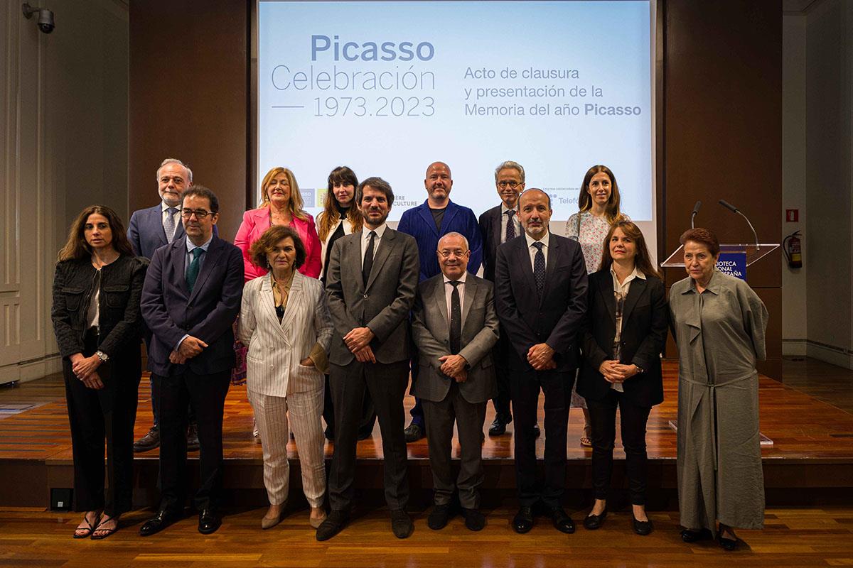 El ministro de Cultura, Ernest Urtasun junto con más participantes durante la Celebración Picasso 1973-2023