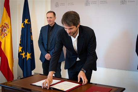 ministro de Cultura de España, Ernest Urtasun firmando acuerdo