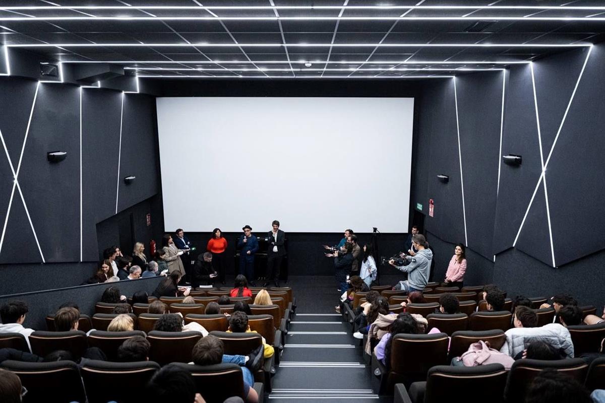 El ministro de Cultura, Ernest Urtasun, y el cineasta Pablo Berger en la presentación de la iniciativa