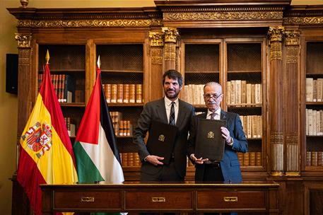 El ministro de Cultura, Ernest Urtasun, y el embajador del Estado de Palestina en España, Husni Abdel Wahed