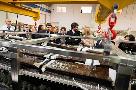 Ernest Urtasun durante la visita al laboratorio del museo.