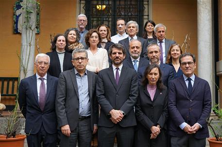 El ministro de Cultura, Ernest Urtasun, junto a los integrantes del pleno de la Comisión Nacional para el centenario de Joaquín 