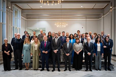Ernest Urtasun posa con los miembros de la Comisión Nacional para la conmemoración del Centenario de la Generación del 27