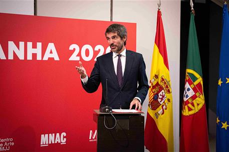 El ministro de Cultura, Ernest Urtasun, durante su intervención en la inauguración de la bienal Mostra Espanha en Lisboa