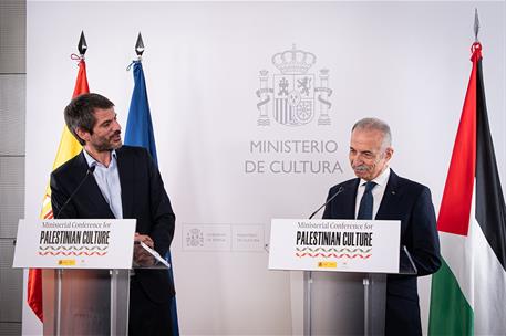 El ministro Ernest Urtasun, y el embajador de Palestina, Husni Abdel Wahed, en la presentación de la conferencia.