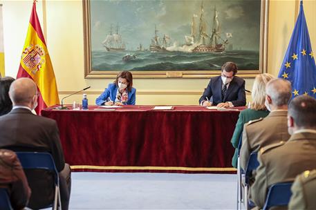 La ministra de Defensa, Margarita Robles, y el presidente de la CEOE, Antonio Garamendi, firmando el convenio