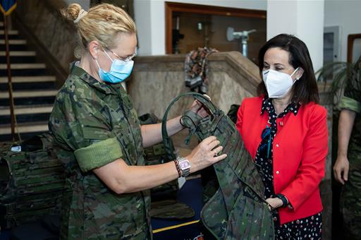 La ministra de Defensa, Margarita Robles, durante su visita al Parque y Centro de Abastecimiento de Material de Intendencia