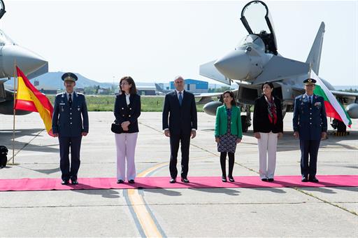 La ministra de Defensa, Margarita Robles, y el presidente de Bulgaria, Rumen Radev, en la Base Aérea de Torrejón de Ardoz