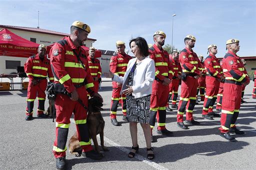 La ministra de Defensa en funciones, Margarita Robles, durante su visita al Cuarto Batallón de Intervención en Emergencias