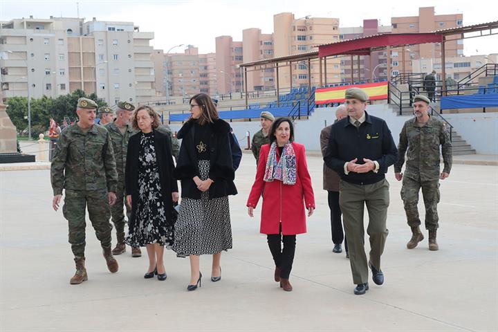 La ministra de Defensa, Margarita Robles, a su llegada al aeropuerto de Melilla