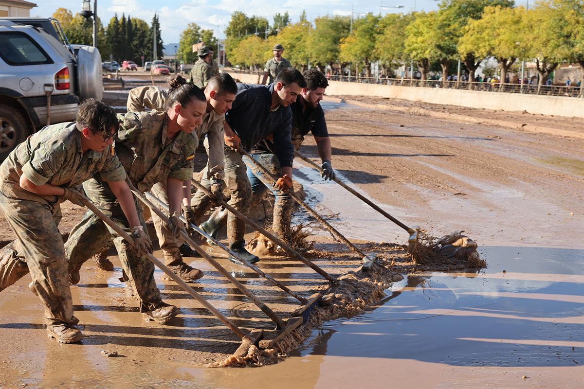 Efectivos de las Fuerzas Armadas realizando trabajos para paliar los efectos ocasionados por la DANA