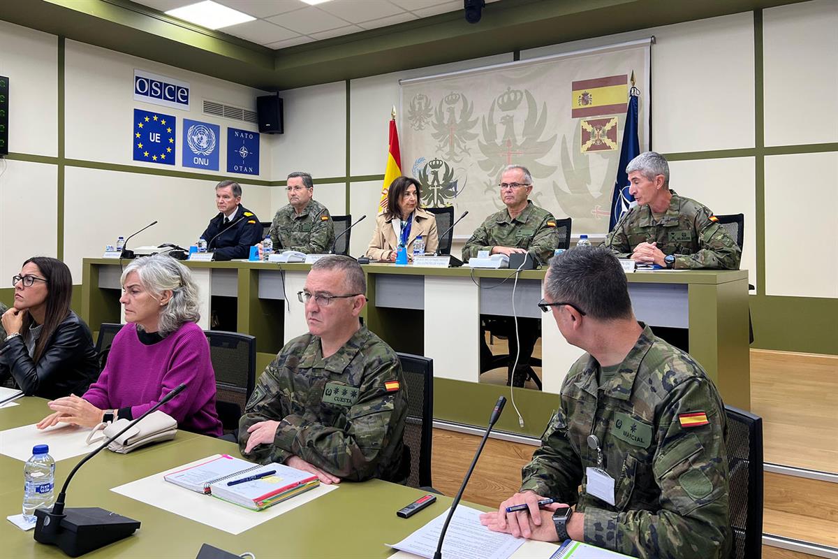 La ministra de Defensa, Margarita Robles, supervisando los efectivos del Ejército de Tierra desplegados a Valencia