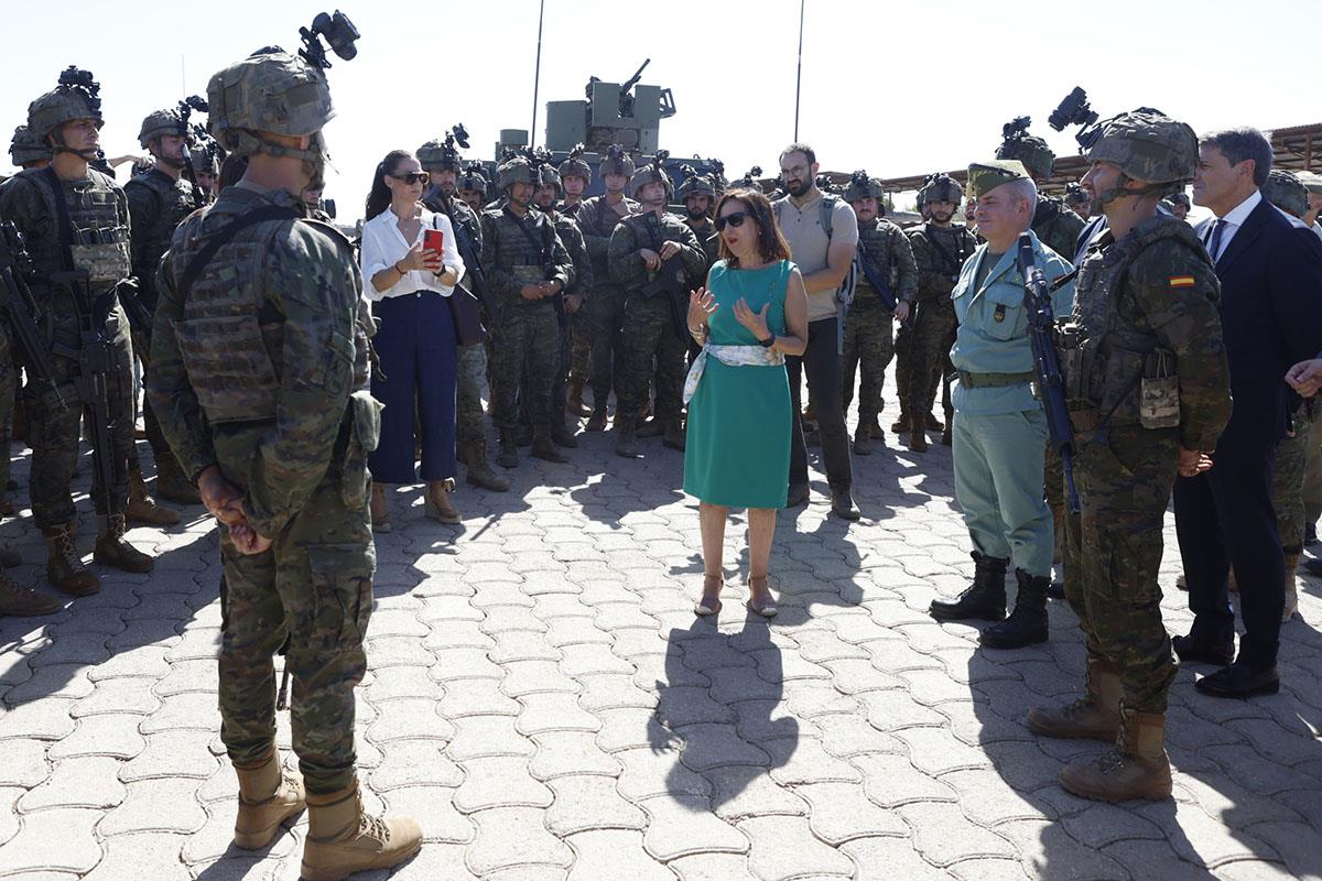 La ministra de Defensa, Margarita Robles, conversa con los militares de la Brigada 'Rey Alfonso XIII' de la Legión en Almería.