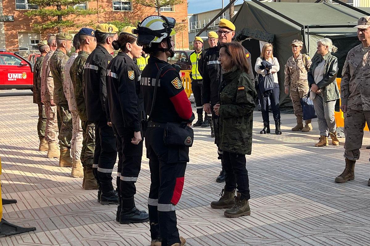 La ministra de Defensa, Margarita Robles, durante su visita al cuartel general de Bétera