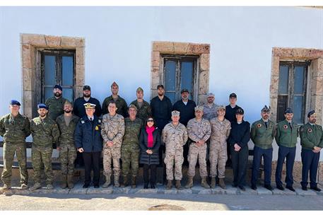 La ministra de Defensa, Margarita Robles, durante la visita al Destacamento Naval ubicado en la isla de Alborán.