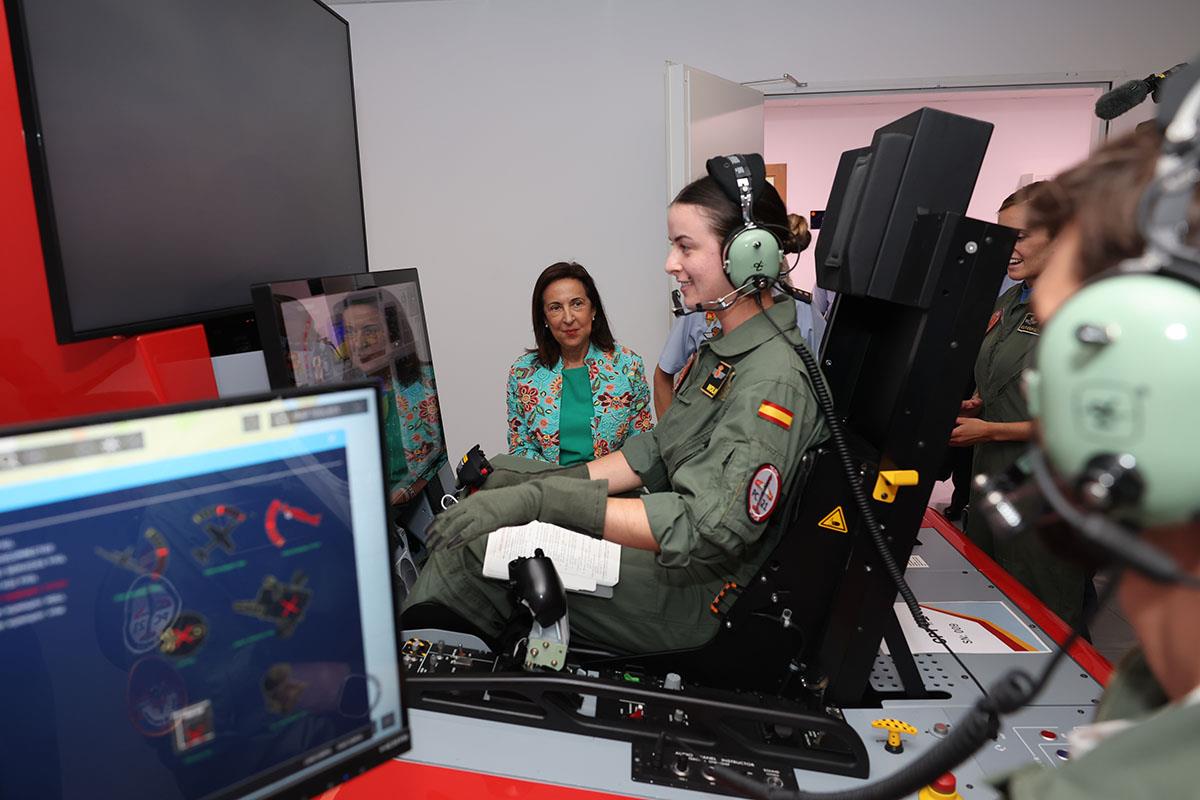 La ministra de Defensa, Margarita Robles, durante su visita a la Academia General del Aire.