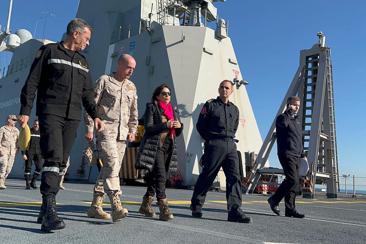 La minsitra de Defensa, Margarita Robles, durante su visita el buque de la Armada Juan Carlos I en el puerto de Valencia 