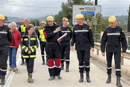 La ministra de Defensa, Margarita Robles, conversa con los miembros de la Unidad Militar de Emergencias durante su visita