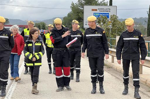 La ministra de Defensa, Margarita Robles, conversa con los miembros de la Unidad Militar de Emergencias durante su visita 