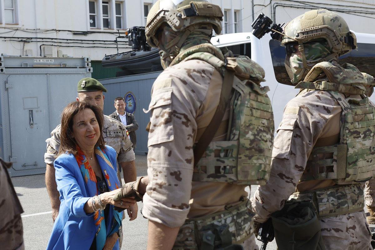 La ministra de Defensa, Margarita Robles, durante la visita a la Fuerza de Guerra Naval Especial en Cartagena