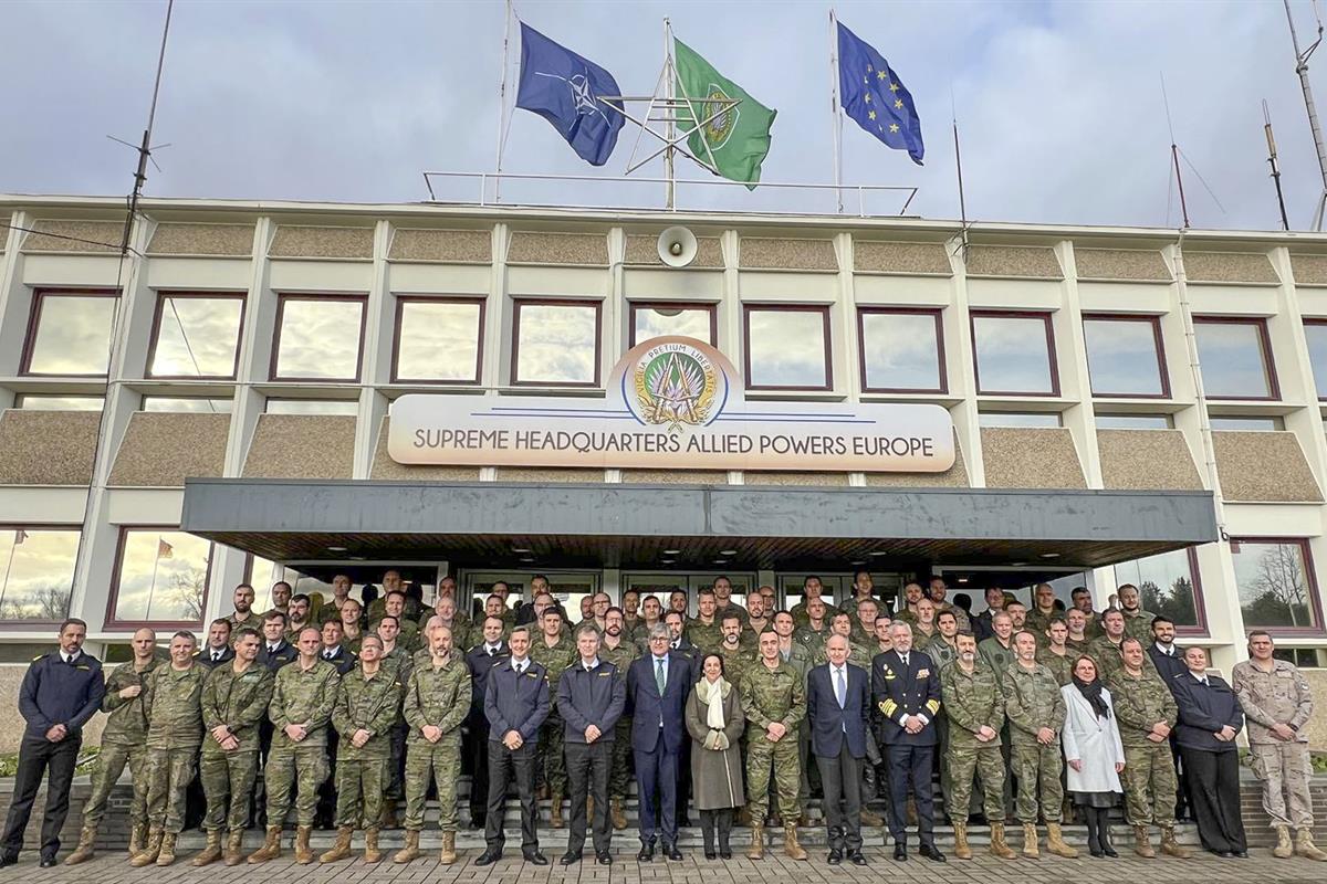 La ministra de Defensa, Margarita Robles, durante la visita al Cuartel General Supremo de las Potencias Aliadas en Europa.