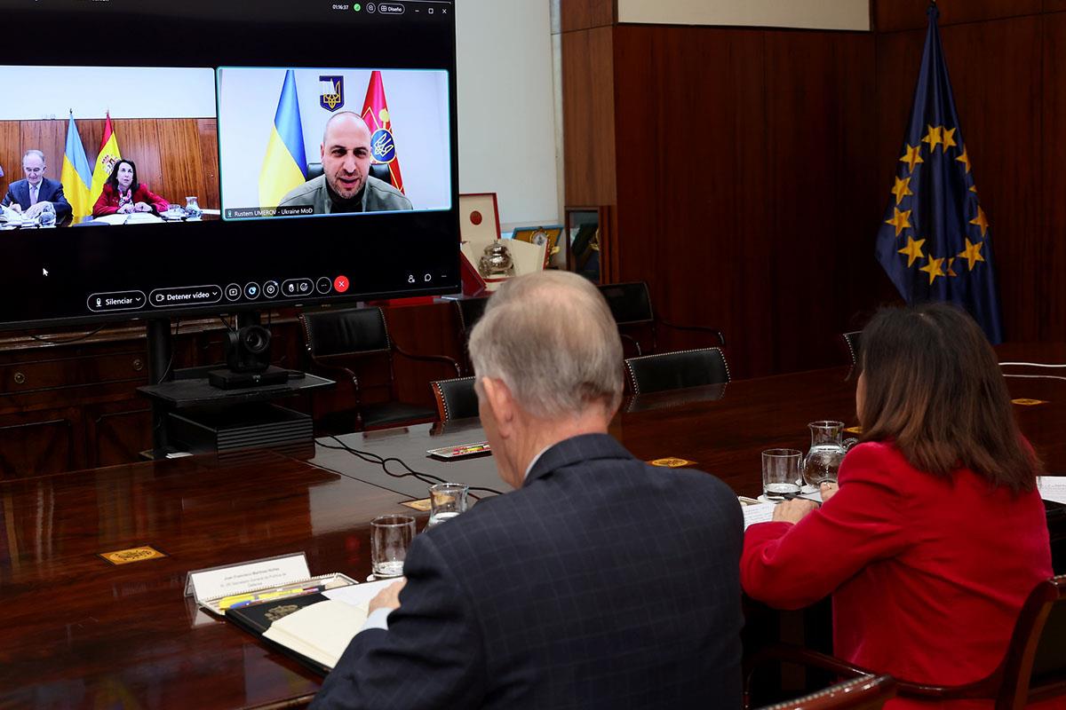 La ministra de Defensa, Margarita Robles, durante la videoconferencia con su homólogo ucraniano