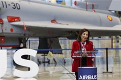 Margarita Robles en el acto de firma del contrato con Airbus para la adquisición de 25 nuevos Eurofighter.