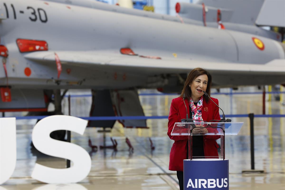 Margarita Robles en el acto de firma del contrato con Airbus para la adquisición de 25 nuevos Eurofighter.