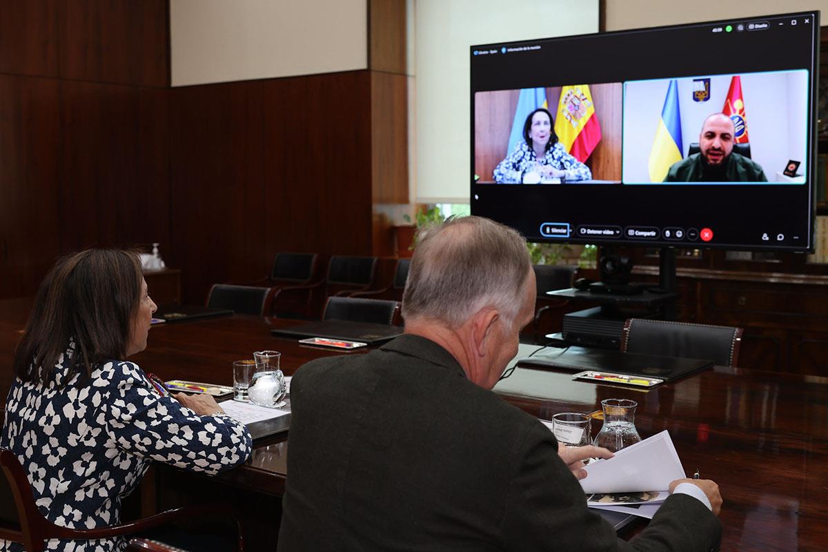 Imagen del artículo La ministra de Defensa mantiene una conversación de trabajo con su homólogo ucraniano, Rustem Umerov