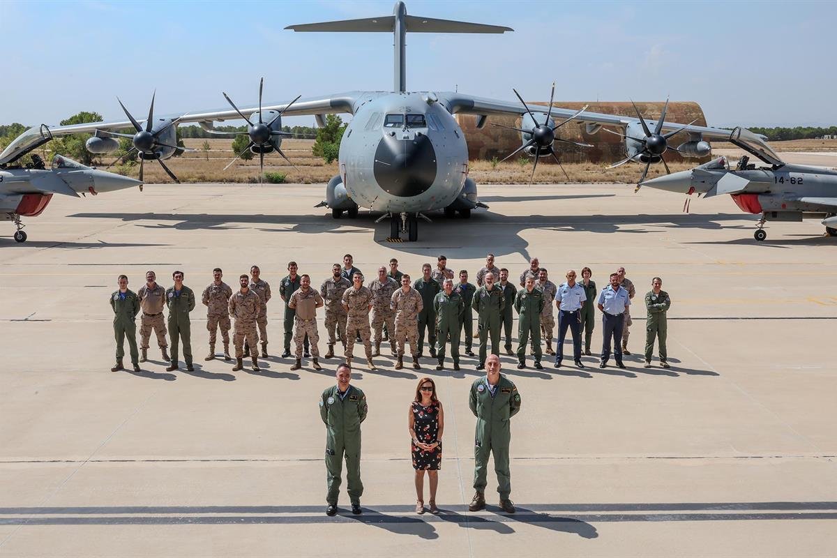 La ministra de Defensa, Margarita Robles, durante la visita al Ala 14, en la Base Aérea de Los Llanos (Albacete).