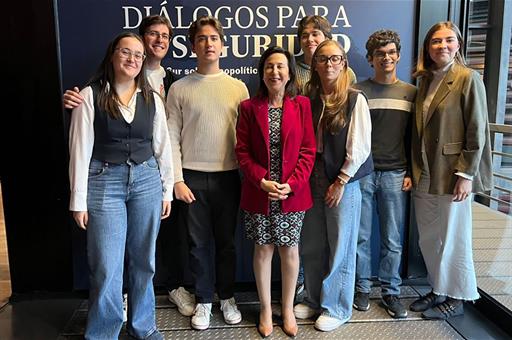 La ministra de Defensa, Margarita Robles, con participantes del acto.