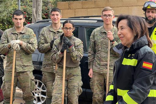 La ministra de Defensa, Margarita Robles, durante su visita a algunas de las localidades afectadas por la DANA