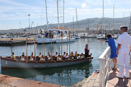 La ministra de Defensa, Margarita Robles, durante la visita a la Escuela Naval Militar de Marín (Pontevedra).