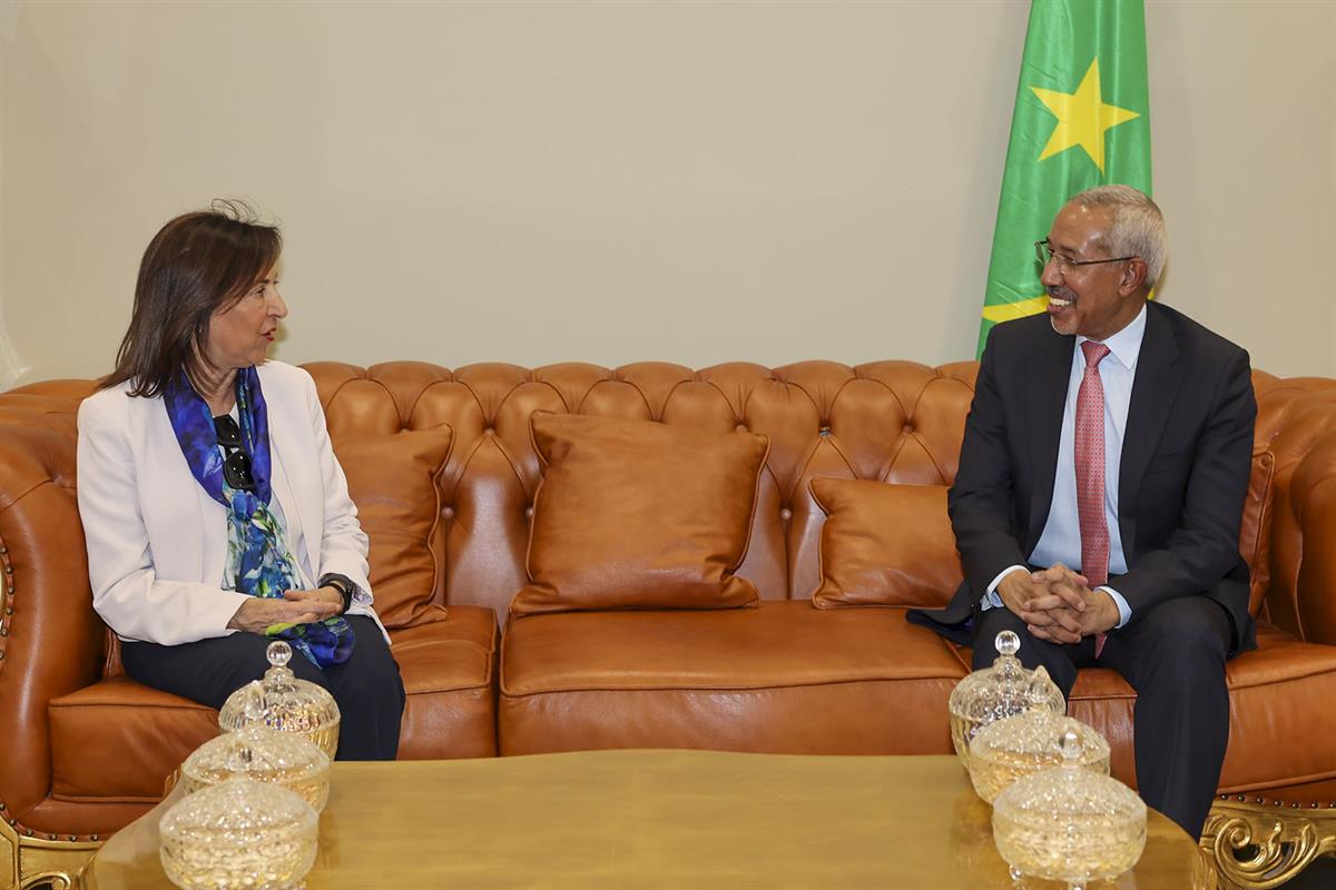 La ministra de Defensa, Margarita Robles, durante su reunión con el ministro de Defensa mauritano, Hanana Ould Sidi