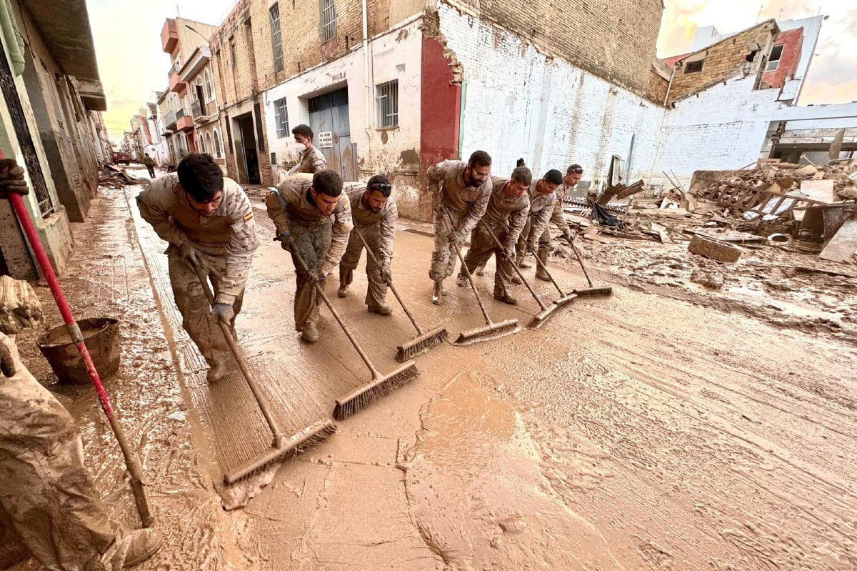 Efectivos militares colaboran en las tareas de limpieza tras la DANA