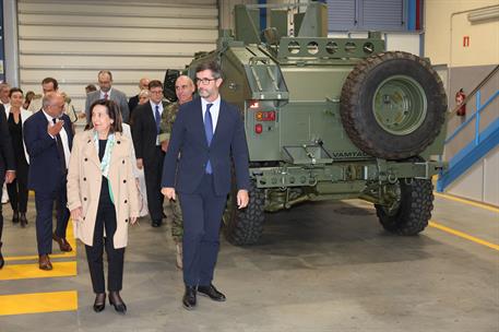 La ministra de Defensa, Margarita Robles, durante su visita a la fábrica de UROVESA, en Valga (Pontevedra).