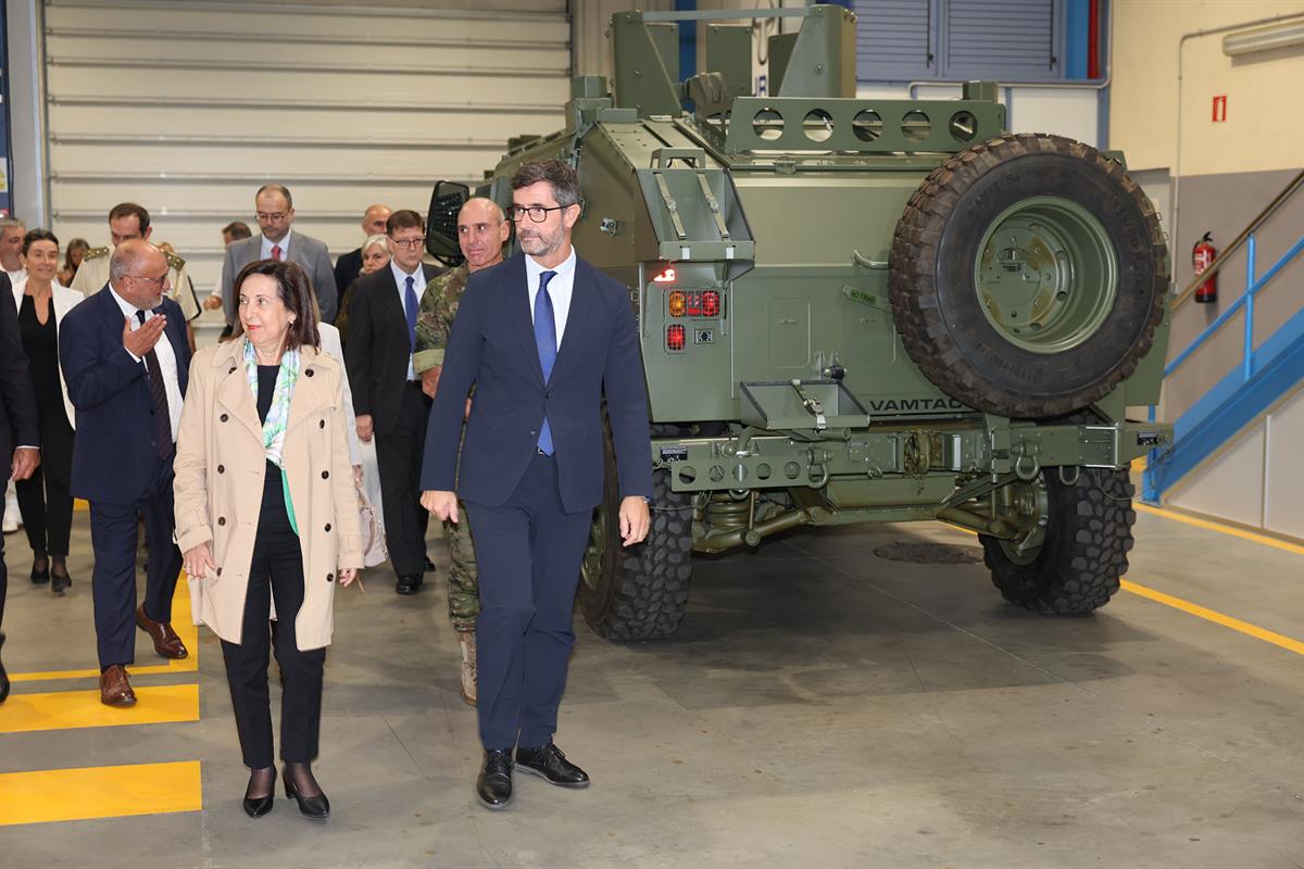 La ministra de Defensa, Margarita Robles, durante su visita a la fábrica de UROVESA, en Valga (Pontevedra).