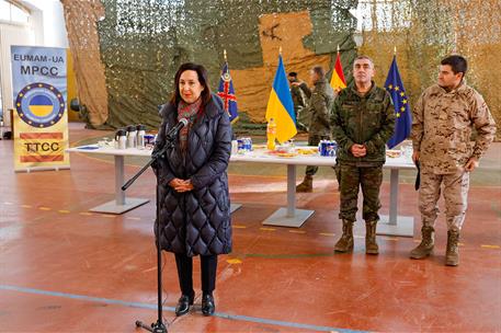 La ministra de Defensa, Margarita Robles, en la visita a ucranianos en la Academia de Infantería de Toledo.