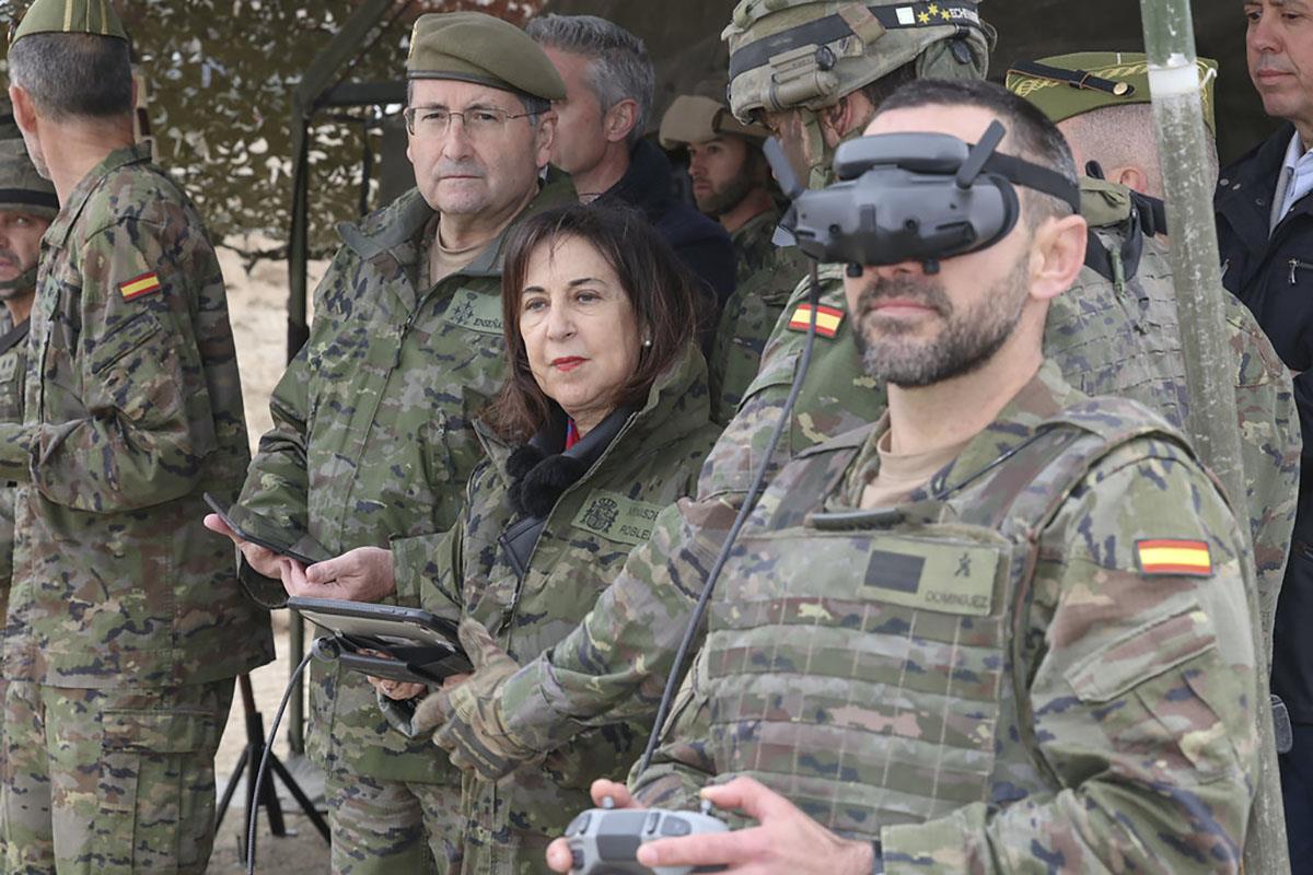 Margarita Robles en la visita a la Brigada “Rey Alfonso XIII” II de la Legión.