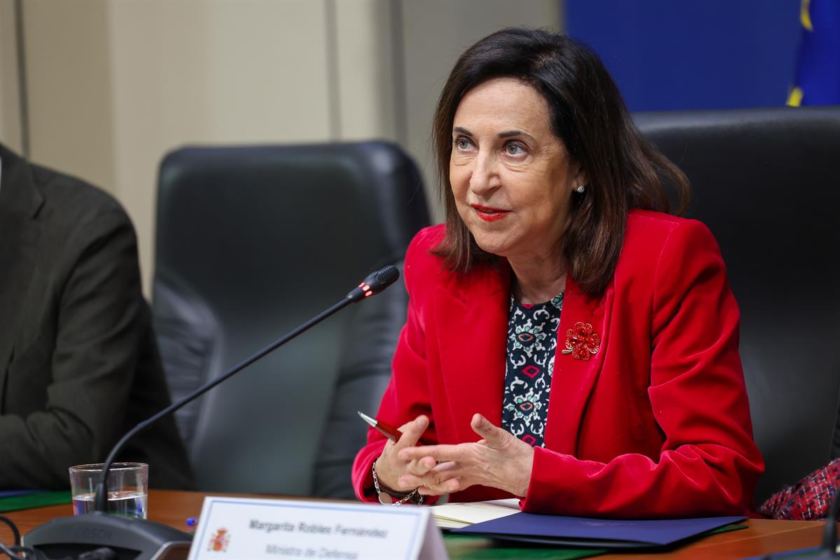 La ministra de Defensa, Margarita Robles, durante la conversación telefónica con el comisario de Defensa y Espacio de la UE