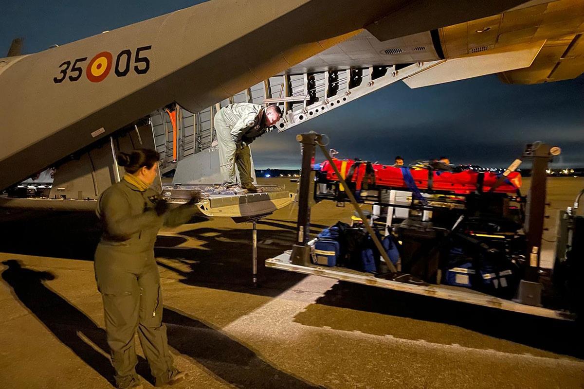 Efectivos de la Unidad Médica de Aeroevacuación del Ejército del Aire y del Espacio (UMAER) durante el traslado de la bebé