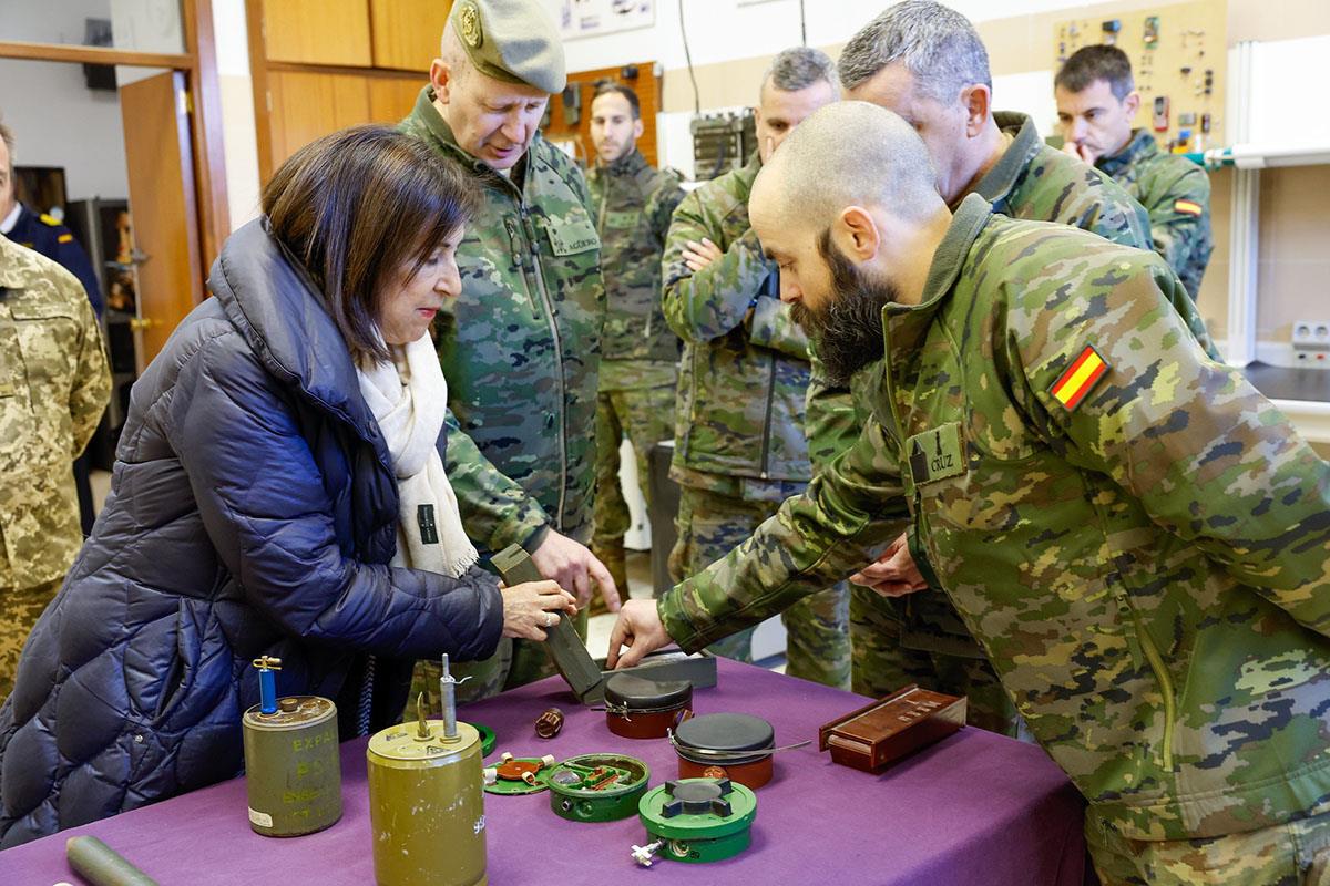 La ministra de Defensa visita al módulo formativo en desminado.