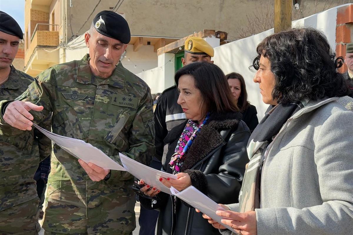 Margarita Robles durante la visita a la localidad de Mira (Cuenca).