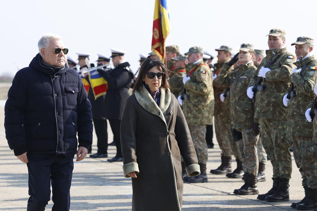 La ministra de Defensa, Margarita Robles, durante su visita al destacamento español en Rumanía