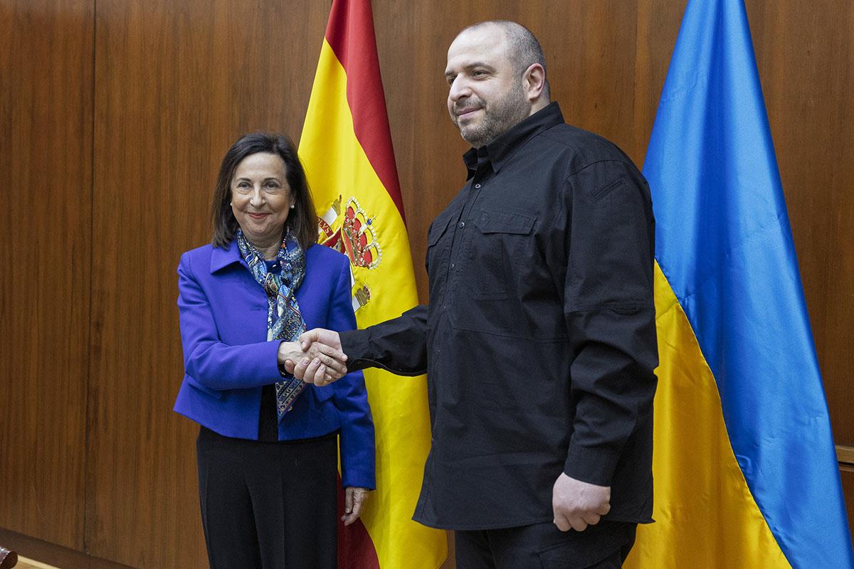 Los ministros de Defensa de España y Ucrania, Margarita Robles y Rustem Umerov, durante su encuentro en Madrid