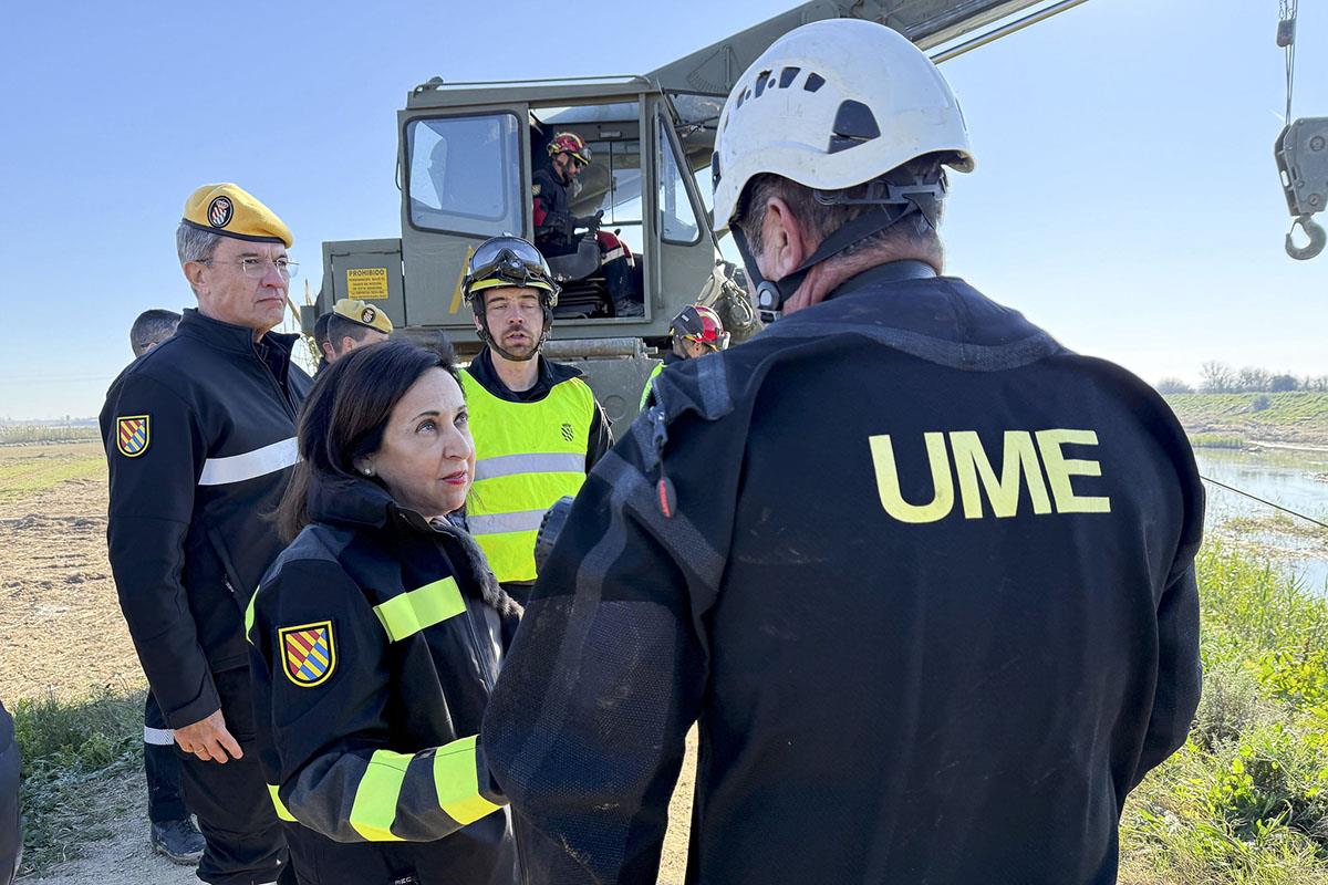 La ministra de Defensa, Margarita Robles, junto a los efectivos de la Unidad Militar de Emergencias 